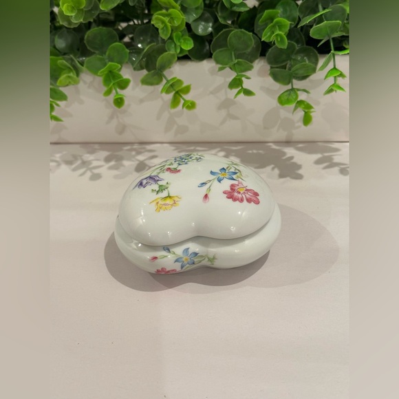 Elegant Porcelain Heart-Shaped, Jewelry Box Trinket Dish Mann "Spring Time" 1980 - Picture 10 of 10